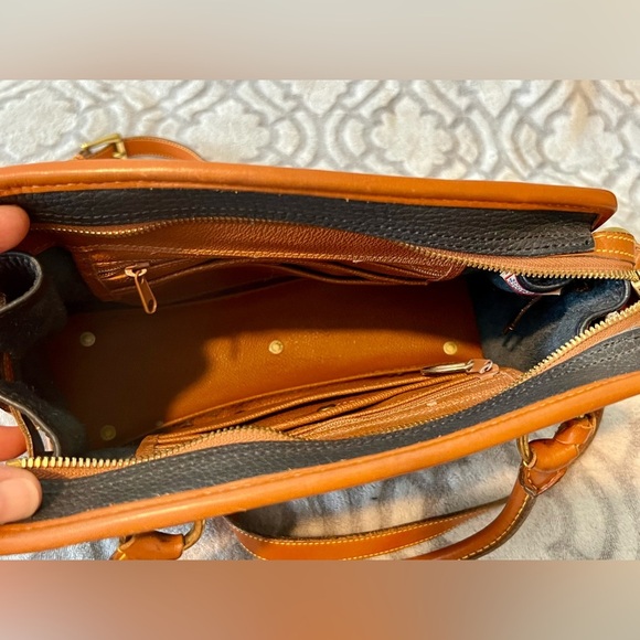 🧡 Vintage Dooney & Bourke Navy & Tan Pebbled Leather Satchel 🧡 - Picture 10 of 12